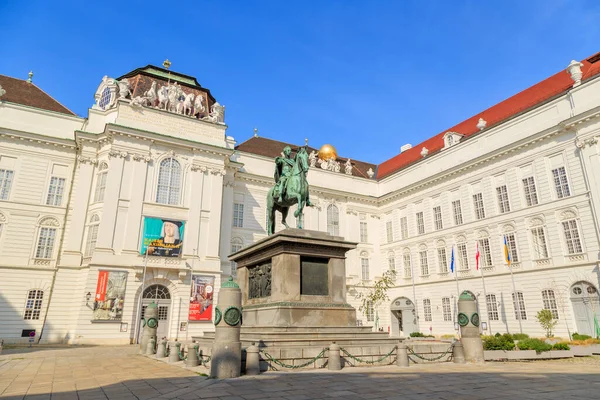 Viyana, Avusturya - 20 Temmuz 2019: Avusturya Ulusal Kütüphanesi. Hofburg - Barok Sarayı. Josefsplatz Meydanı 'nda İmparator II. Joseph' in Heykeli ve Anıtı