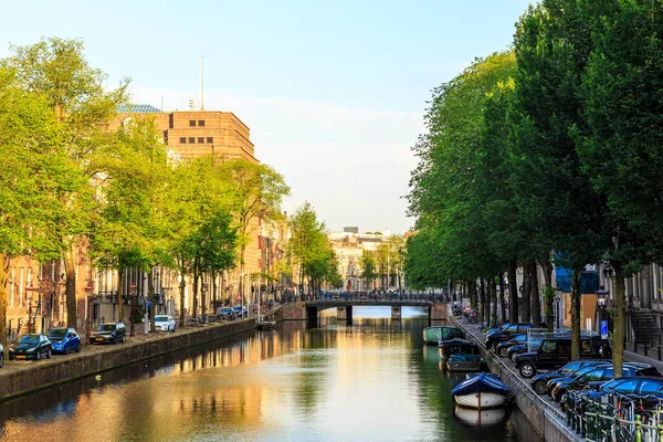 Amsterdam, Hollanda - 30 Haziran 2019: Canal (street) Herengracht. Tarihi şehir merkezi. Eski kasaba evleri