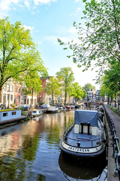 Amsterdam, Hollanda - 30 Haziran 2019: Kanal (sokak) Spiegelgr