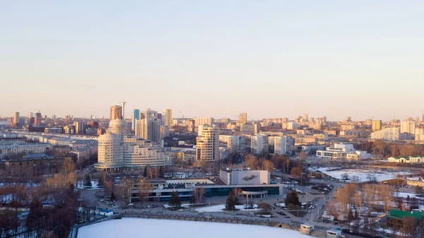 러시아 Yekaterinburg 2020 Cinema Concert Complex 연못의 Cosmos 공중에서 — 스톡 사진