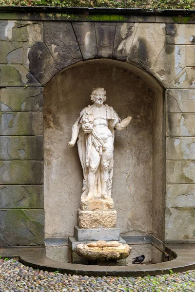 Μπέργκαμο Ιταλία Αρχαίο Γλυπτό Ενός Άνδρα Ένα Κέλυφος Στη Βάση — Φωτογραφία Αρχείου