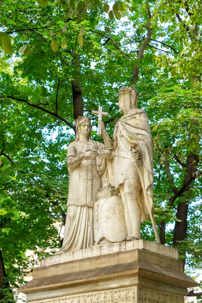 波兰克拉科夫 Jadwiga和Jagiello纪念碑 这个纪念碑纪念波兰立陶宛联盟成立500周年 它成立于1886年 建筑师Oskar Sosnowski 1880 1939 — 图库照片
