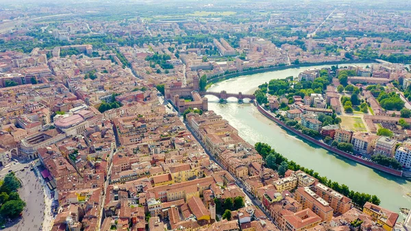 Verona Italia Volando Sobre Centro Histórico Ciudad Castelvecchio Castello Scaligero —  Fotos de Stock