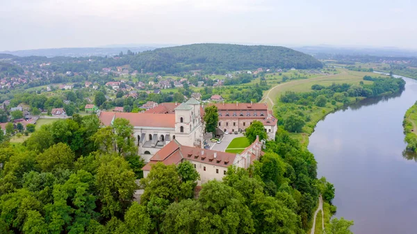 波兰克拉科夫 维斯瓦河上的本笃会修道院 Tynets 本笃会修道院始建于1044年 Aerial View — 图库照片
