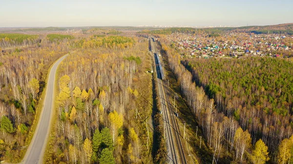 电气化铁路 火车向城市开去 度假村乌拉尔 俄罗斯地平线上可见叶卡捷琳堡市中心 空中景观 — 图库照片