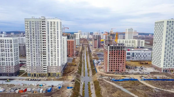 Jekaterinburg Russland Flug Zwischen Bau Befindlichen Gebäuden Über Den Fluss — Stockfoto