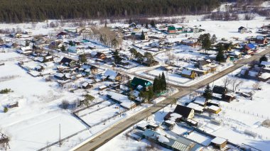 Kışın uçmak. Karların altında eski evleri olan bir köy. Rusya, Hava Görüntüsü  