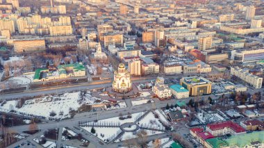 Yekaterinburg, Rusya. Şehir Merkezi. En önemli olaylardan biri de Katedral on the Blood. Baharın başında. Gün batımı, Hava Görünümü  