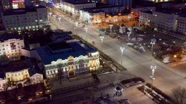 Yekaterinburg 'da. Sevastyanov ve İşçi Meydanı. Şehrin merkez caddesi, Prospet Lenin. İlkbaharın başlarında gece şehri, Hava Manzarası