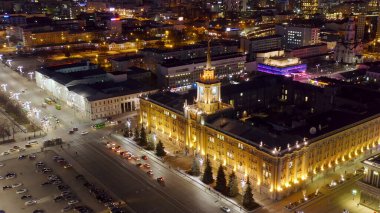 Yekaterinburg, Rusya. Belediye İdaresi (Belediye Binası). Merkez Meydanı. İlkbaharın başlarında gece şehri, Hava Manzarası