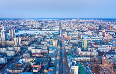 Yekaterinburg 'un ana caddesi Lenin Sokağı' dır. 1905 Meydanı, şehrin ışıkları yanıyor. Rusya