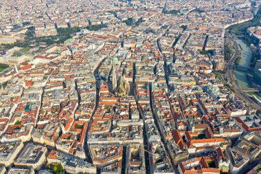 Viyana, Avusturya. Gökyüzünden şehrin panoraması. Tarihi kısım. St. Stephen Katedrali (Domkirche St. Stephan)