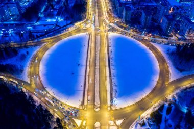 Ekaterinburg, Rusya. Fenerlerle aydınlatılmış kavşaklarla çevrili bir kavşak. Gece şehir manzarası