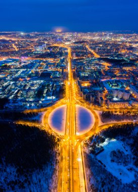 Ekaterinburg, Rusya. Fenerlerle aydınlatılmış kavşaklarla çevrili bir kavşak. Gece şehir manzarası