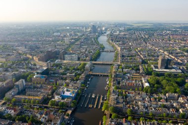 Amsterdam, Hollanda. Gökyüzünden şehrin panoraması. Amstel Nehri ve geçitler. Yaz