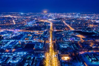 Yekaterinburg, Rusya. Gece şehir anteninin panoraması. Fenerlerle aydınlatılan sokak lambaları