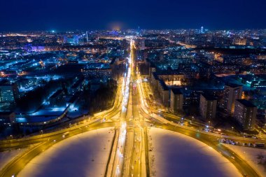 Ekaterinburg, Rusya. Fenerlerle aydınlatılmış kavşaklarla çevrili bir kavşak. Gece şehir manzarası