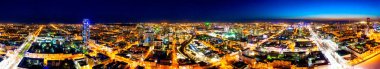 Ekaterinburg, Rusya. Şehir merkezinin büyük panoraması. Baharın başında gece şehri. Hava görünümü