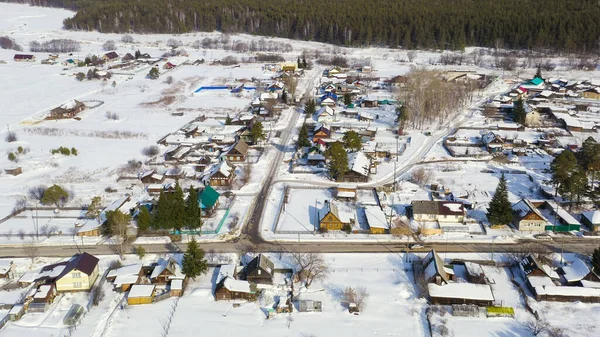 冬に空を飛ぶ 雪の下で古い家と村 ロシア 空中ビュー — ストック写真