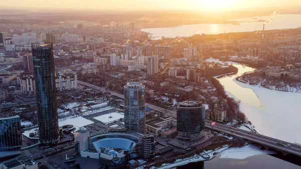 Ekaterinburg Ryssland Stadskärnan Stadsdammen Skyskrapor Tidig Vår Solnedgång Tid Flygfoto — Stockfoto