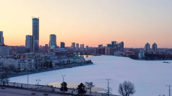 Ekaterinburg Rússia Centro Cidade Silhuetas Casas Lago Cidade Depois Pôr — Fotografia de Stock