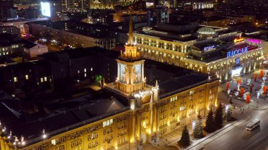 Ekaterinburg, Rusya - 23 Mart 2020: Şehir yönetimi (Belediye Binası). Saat kulesi. İlkbaharın başlarında gece şehri, Hava Manzarası