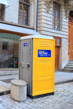 Cenevre, İsviçre - 13 Temmuz 2019: Kapalı sokak tuvaleti - bölme. Kral Trone