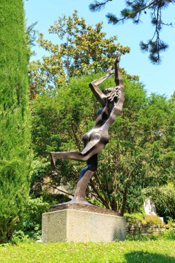 Lozan, İsviçre - 13 Temmuz 2019: Lozan Olimpiyat Müzesi Parkı. Biçimlendirilmiş ginsengin bronz heykeli