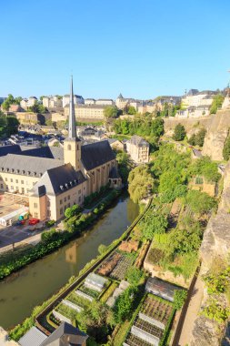 Lüksemburg Şehri, Lüksemburg - 4 Temmuz 2019: Neumuenster Abbey, Alzette Nehri, Grund Manzarası