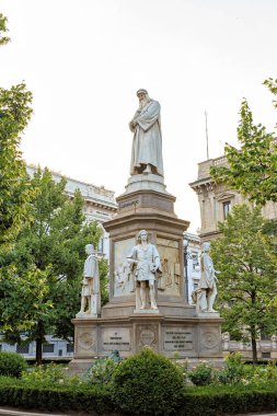 Milan, İtalya - 7 Temmuz 2019: Della Scala Meydanı 'nda Leonardo da Vinci Heykeli