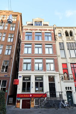 Amsterdam, Hollanda - 30 Haziran 2019: Tarihi şehir merkezi. Eski kasaba evleri