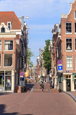 Amsterdam, Hollanda - 30 Haziran 2019: Sabah Amsterdam 'ın tarihi şehir merkezi. Oude Spiegelstraat Caddesi