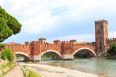 Verona, İtalya. Köprü ve Kale Castelvecchio (Eski Kale). Şato 1354 ve 1376 yılları arasında inşa edildi.