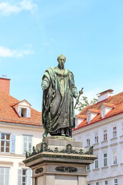 Graz, Avusturya. Avusturya İmparatoru I. Franz 'ın tarihi anıtı Franzenplatz meydanındadır. Anıt 1841 yılında dikildi. Anıtın altındaki yazı nedir?