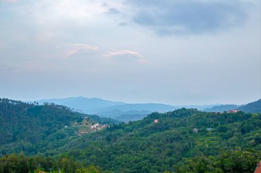 İtalya, dağlarda gün batımı ormanla kaplı.