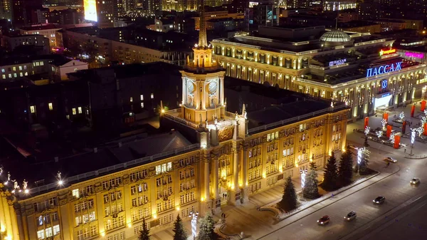 叶卡捷琳堡 俄罗斯 2020年3月23日 市政府 市政厅 春天里的夜城 空中景观 — 图库照片