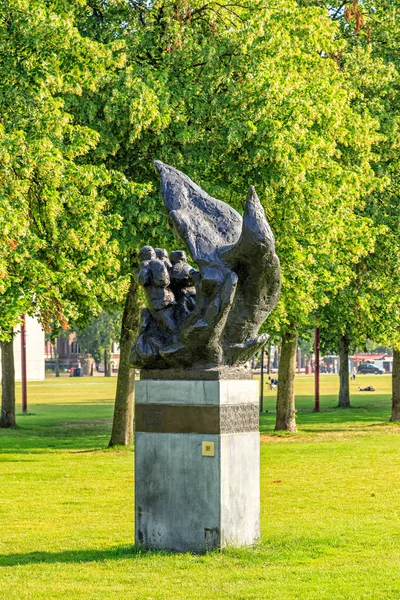 アムステルダム オランダ 2019年6月30日 アムステルダムの地獄と炎の記念碑 火から逃げる男 2人の子供の銅像 — ストック写真