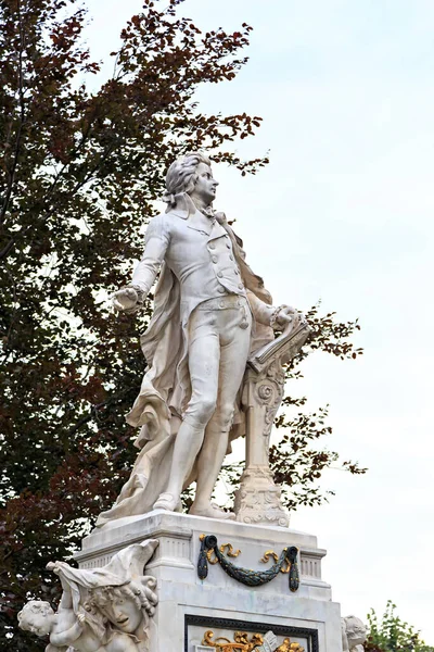 奥地利维也纳 莫扎特纪念碑 Mozart Denkmal 建筑师Karl Konig 1841 1915 和雕塑家Viktor Tilgner — 图库照片