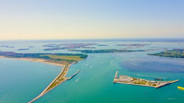 Venedik, İtalya. Venedik 'in genel manzarası ve adaları. Venedik gölü. Açık güneşli hava, Hava Görünümü  