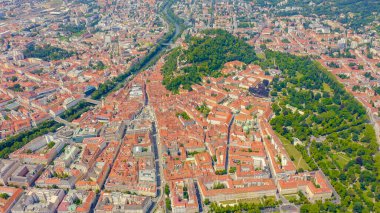 Graz, Avusturya. Tarihi şehir merkezi hava manzarası. Schlossberg Dağı (Castle Hill), Havadan Görünüm  