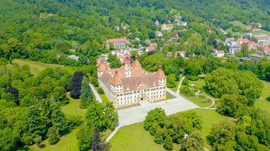 Graz, Avusturya. Eggenberg Sarayı (Schloss Eggenberg) - Styria 'nın en büyük aristokratik konutu Dünya Mirası olarak listelenmiştir. İnşaat 1646 'da tamamlandı, Aerial View  