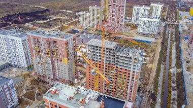 Ekaterinburg, Rusya. İnşaat alanındaki vinçlerin işi. Yeni İnşaat Alanı - Akademicheskiy (Akademik), Hava Görünümü  