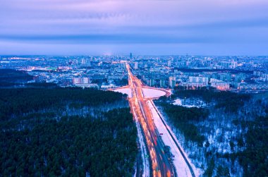 Yekaterinburg, Rusya. Geniş bir cadde şehir merkezine gider. Havadan fotoğraflanmış.
