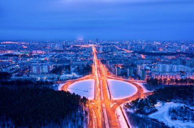 Ekaterinburg, Rusya. Fenerlerle aydınlatılmış kavşaklarla çevrili bir kavşak. Gece şehir manzarası