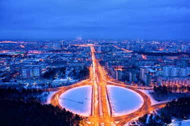Ekaterinburg, Rusya. Fenerlerle aydınlatılmış kavşaklarla çevrili bir kavşak. Gece şehir manzarası