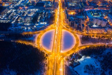 Ekaterinburg, Rusya. Fenerlerle aydınlatılmış kavşaklarla çevrili bir kavşak. Gece şehir manzarası