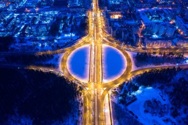 Ekaterinburg, Rusya. Fenerlerle aydınlatılmış kavşaklarla çevrili bir kavşak. Gece şehir manzarası