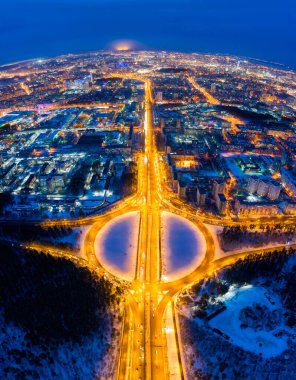 Ekaterinburg, Rusya. Fenerlerle aydınlatılmış kavşaklarla çevrili bir kavşak. Gece şehir manzarası