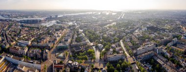 Amsterdam, Hollanda. Gökyüzünden şehrin panoraması. Yaz