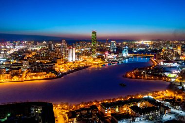 Yekaterinburg, Rusya. Şehrin merkez göleti ve iş merkezi. Baharın başında gece şehri. Hava görünümü